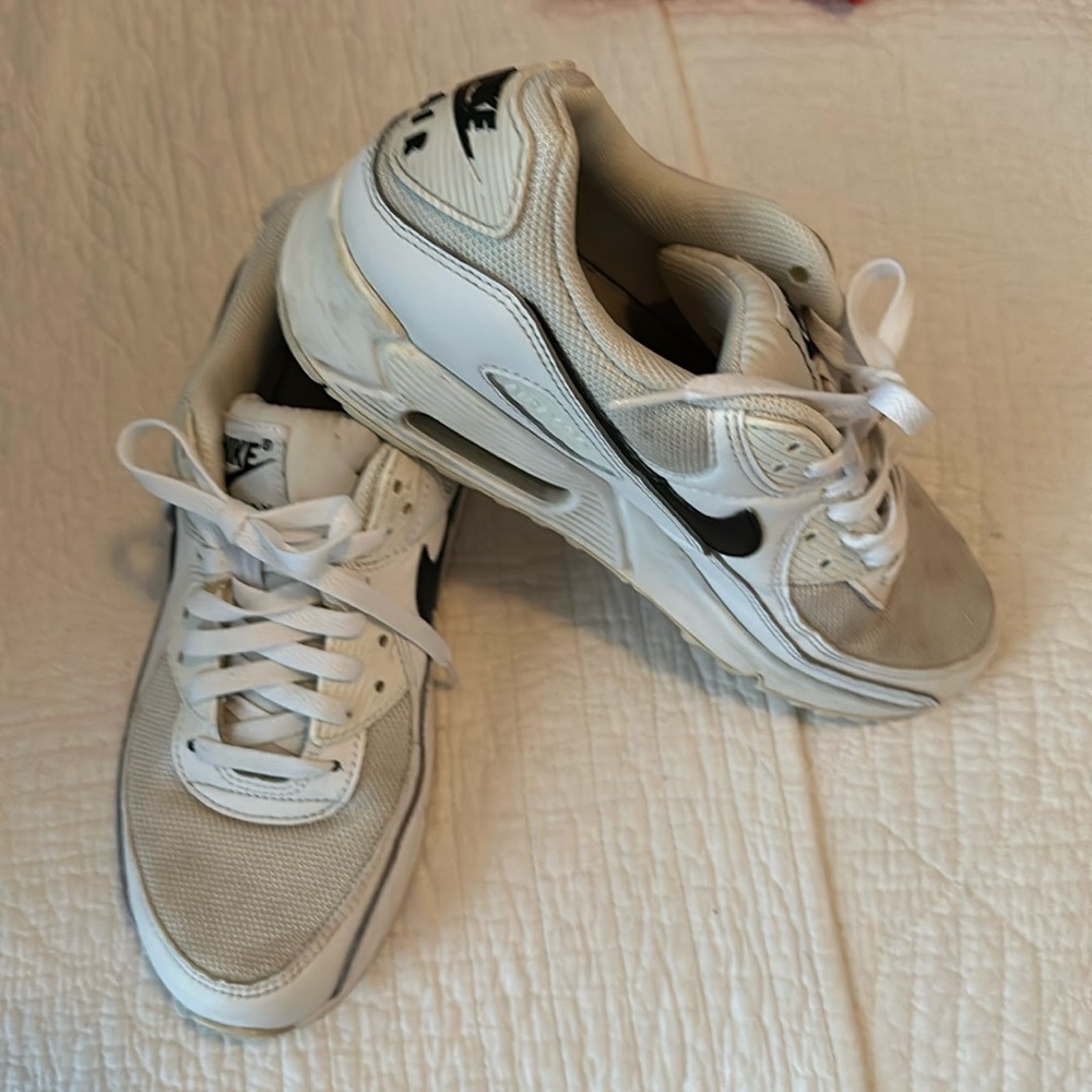 Women’s Nike Air Max Size 11 white & black worn but in good condition